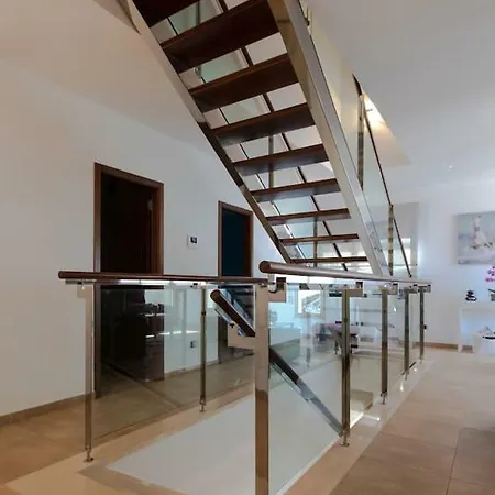 Vertical Villa: Luxury, Sea Views & Private Βίλα *