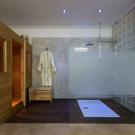 Villa Vertical Villa: Luxury, Sea Views & Private