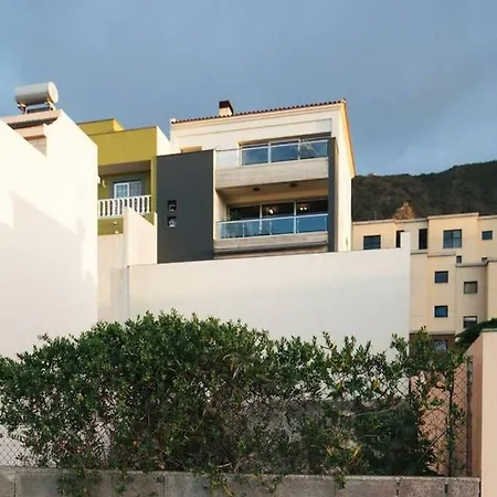 Vertical Villa: Luxury, Sea Views & Private *