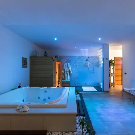 Villa Vertical Villa: Luxury, Sea Views & Private *