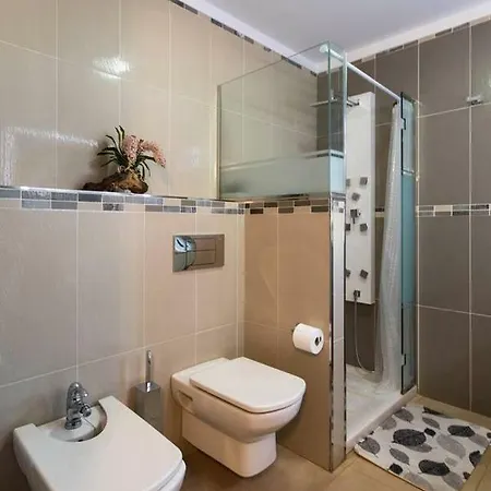 Vertical Villa: Luxury, Sea Views & Private Vila *