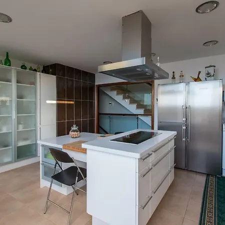 Vertical Villa: Luxury, Sea Views & Private *