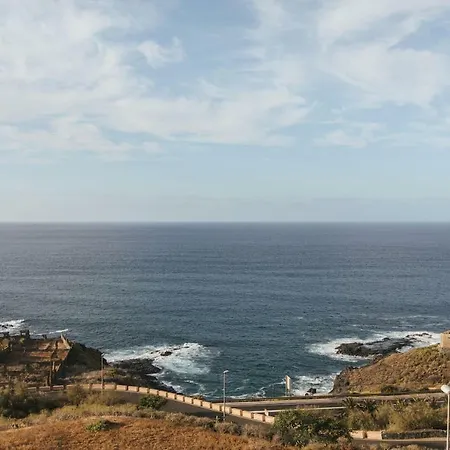 Vertical Villa: Luxury, Sea Views & Private Vila