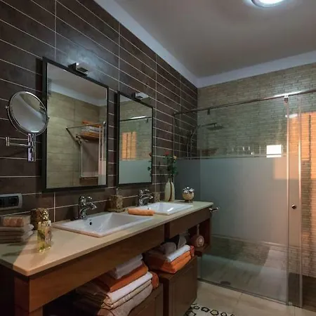Vertical Villa: Luxury, Sea Views & Private Vila *