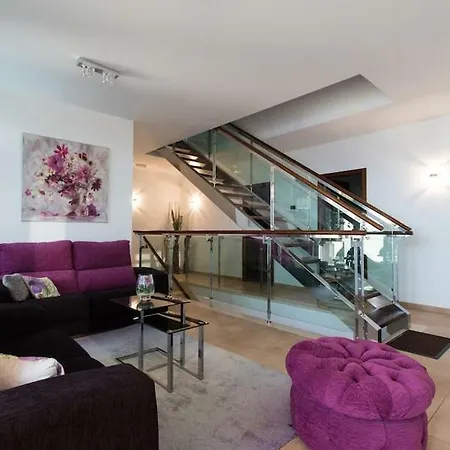 Villa Vertical Villa: Luxury, Sea Views & Private *