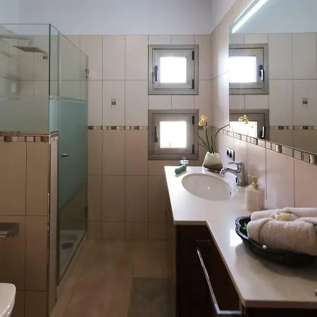 Vertical Villa: Luxury, Sea Views & Private Vila *