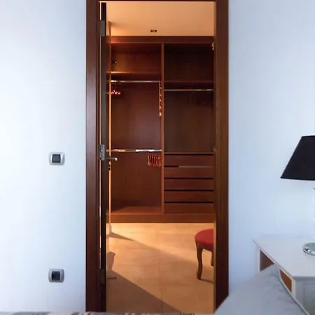Vertical Villa: Luxury, Sea Views & Private Vila *