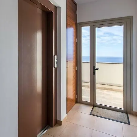 Vertical Villa: Luxury, Sea Views & Private *