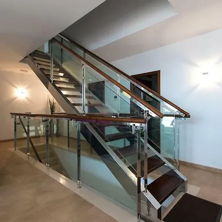 Vertical Villa: Luxury, Sea Views & Private *