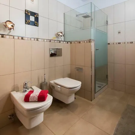 Vertical Villa: Luxury, Sea Views & Private *